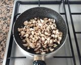 Foto del paso 3 de la receta Nidos mojados en nata con champiñones y jamón