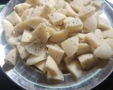 A picture of step 2 of Fried idli.