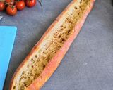 Une image de l'étape 1 de Baguette bâteau courgette, tomates cerises et babybel.