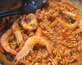 Foto del paso 8 de la receta: Espirales rápidas con tomate frito, mejillones y gambas