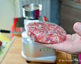 Foto del passaggio 4 della ricetta Hamburger di manzo con verdure