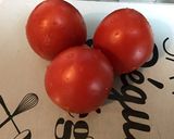 Une image de l'étape 1 de Pavés de saumon aux tomates, oignon de roscoff et jus citronné.