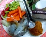 รูปขั้นตอนการทำที่ 1 ของ กุ้งผัดเครื่องแกงราดหน้าข้าว