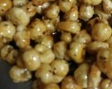 A picture of step 6 of Sweet makhana toffee.