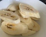 A picture of step 1 of Nagasari or Nogosari.