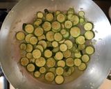 Foto del passaggio 3 della ricetta Linguine con zucchine mantecate con caciocavallo ragusano 🌷