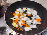 鳳梨糖醋雞球-卜蜂香酥雞偷吃步