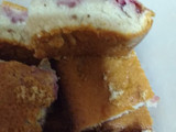 Cuadraditos de bizcochuelo con frutillas