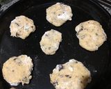 Foto del paso 7 de la receta: Galletas con chips en 15 minutos (10 unidades)