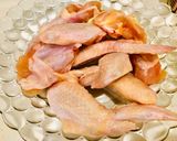 Hình bước làm 1 của món Gà roti phiên bản em bé