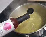 Foto del paso 3 de la receta: Crema de calabacín y cebolleta con pesto y tosta gratinada