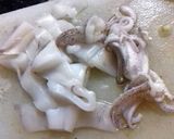Foto langkah ke 1 dari resep Crispy Squid Rings with Padangnese Sauce (Cumi goreng tepung pakai saus padang).