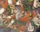 Foto del paso 4 de la receta: Lomo Saltado con Papas Rústicas Reinventado