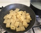 Foto del passaggio 6 della ricetta Mezzi paccheri ondulati con crema di zucchine, crema di gorgonzola e buccia di zucchine fritta