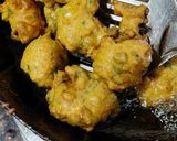 प्याज़ धनिया पकौड़ा (pyaz dhaniya pakoda recipe in Hindi) रेसिपी चरण 2 फोटो