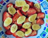 Foto del paso 2 de la receta Fresas con plátanos en salsa de yogurt y fedeos de chocolate
