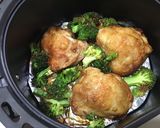 รูปขั้นตอนการทำที่ 4 ของ สะโพกไก่อบ บรอกโคลีย่าง ง่ายๆ