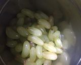 A picture of step 1 of Grapes-Strawberry Juice.