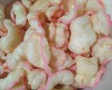 Foto langkah ke 7 dari resep ¹⁸⁴. Kerupuk Bawang (Kukus).