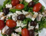 Foto del paso 2 de la receta: Ensalada 🥗 de Lechuga, Tomate Cherrys, Aceitunas, Pollo y Queso