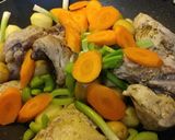 Foto del paso 3 de la receta: Pollo en su jugo con verduras🌺