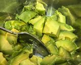 Hình bước làm 2 của món Salad Ức Gà, Bơ, Xoài