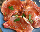 Foto del paso 1 de la receta: Chuletas de cerdo adobadas