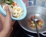 Foto langkah ke 5 dari resep Sayuran tumis sosis pedas mantap.