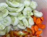 Foto langkah ke 1 dari resep Sayur Bening Timun Wortel Soun.