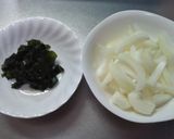 A picture of step 1 of Chinese Style Soup with Wakame Seaweed and Onion.