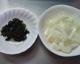 A picture of step 1 of Chinese Style Soup with Wakame Seaweed and Onion.