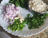 A picture of step 1 of Puffed rice and palak vade.