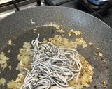 Foto del paso 4 de la receta: Espagueti al nero di sepia con gulas y gambas