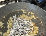 Foto del paso 4 de la receta: Espagueti al nero di sepia con gulas y gambas