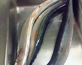 A picture of step 1 of Pacific Saury Sweetened Simmered Fish.