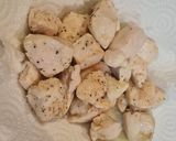 Foto del paso 2 de la receta Dados de pollo en salsa de calabacín y nueces