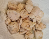 Foto del paso 2 de la receta: Dados de pollo en salsa de calabacín y nueces