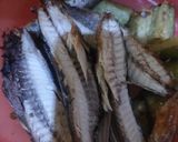Foto langkah ke 2 dari resep Pindang Tongkol, Terong Tumis Cabe Hijau Ale.