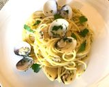 Foto del passaggio 6 della ricetta Spaghetti alle vongole sfumata con rhum