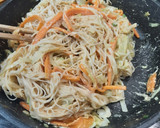 Foto del paso 4 de la receta: Fideos de arroz con verduras salteadas, huevo y salsa de cacahuete