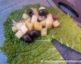 Foto del passaggio 4 della ricetta Involtini di verza con nasello, patate e olive nere
