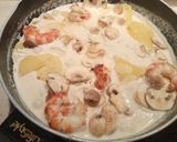 Foto del paso 7 de la receta: Supremas de Merluza en salsa con champiñones y gambones