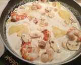 Foto del paso 7 de la receta: Supremas de Merluza en salsa con champiñones y gambones