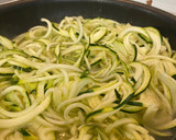 Foto del paso 1 de la receta: Pasta con espaguetis de calabacín y salsa boloñesa