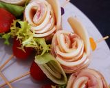 Une image de l'étape 3 de Wraps apéritifs en forme de roses.