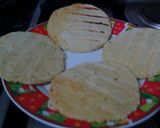 Foto del paso 8 de la receta: Arepas de masa a base de Yuca y Maseca