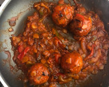Foto del paso 2 de la receta: Albóndigas rellenas de queso con salsa de tomate 🥫