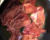Foto del paso 1 de la receta: Chuletas de cerdo a la importancia con timbal de arroz blanco