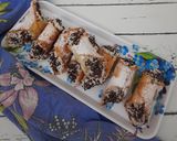 Foto del passaggio 14 della ricetta Cannoli ripieni di ricotta, scaglie di cioccolato e canditi