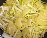 Foto del paso 2 de la receta: Merluza con patatas y puerro al horno